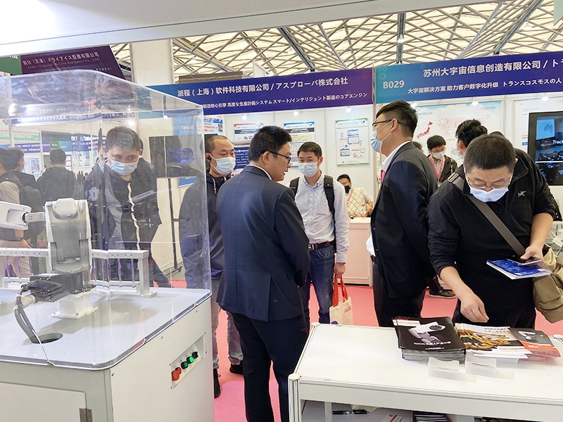 展会现场来前迅展位咨询工业机器人产品及方案的客户络绎不绝