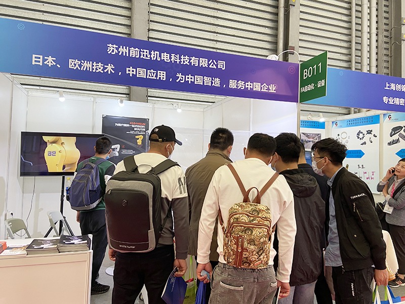 展会现场前迅展位前的访客