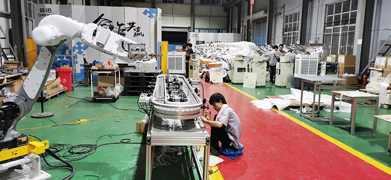 客户不二越(中国)有限公司的技术人员，为了确保机器人的改造工作顺利完成，莅临前迅现场指导
