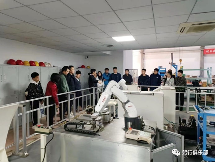 参观机器人应用展厅 图1