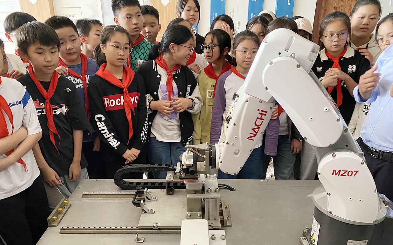 机器人应用工程师钱工正在进行机器人调试